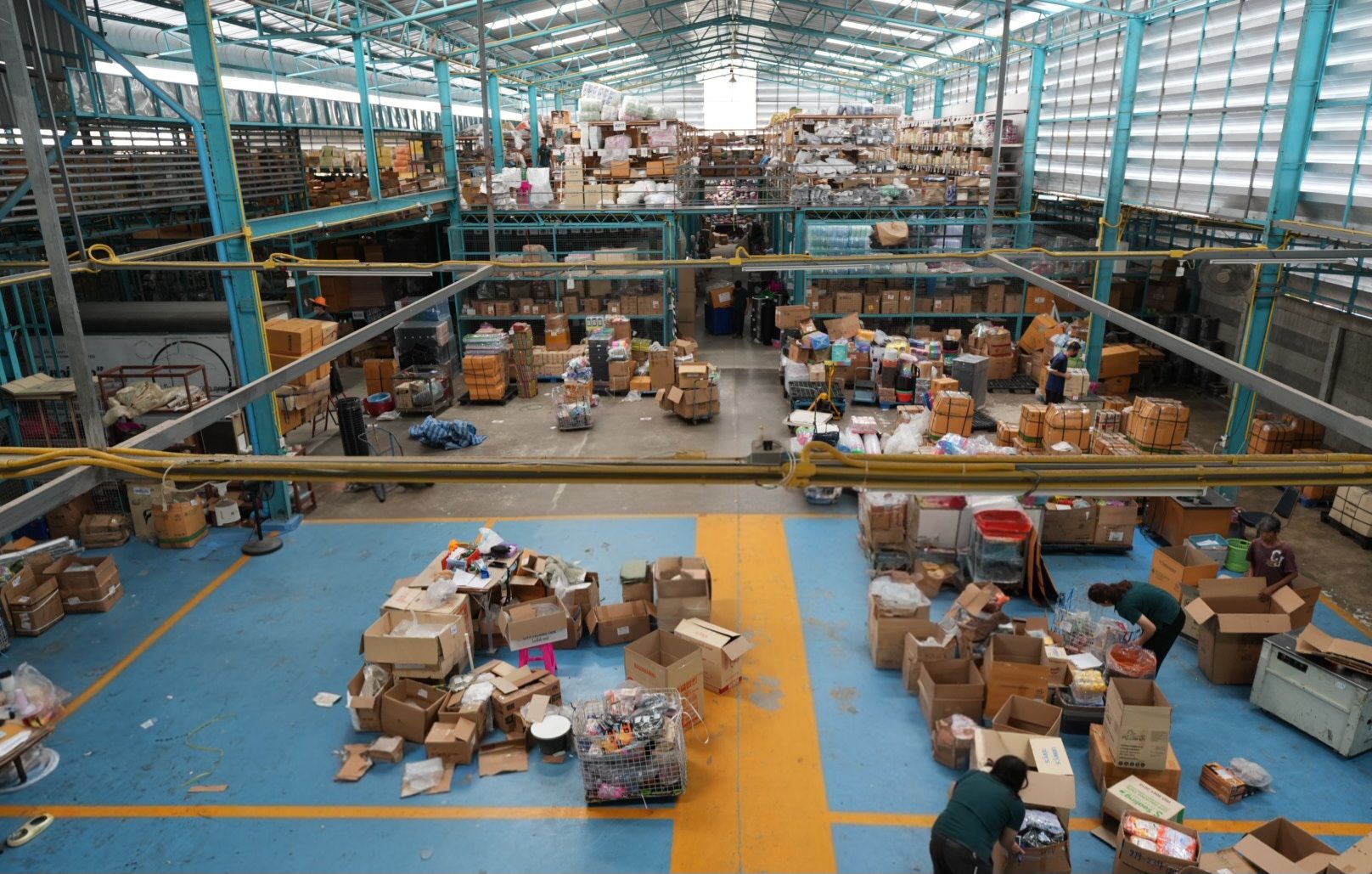 ภายในโกดังสินค้าขายส่งป๋องแป๋ง สินค้ากว่า 7,000 รายการ