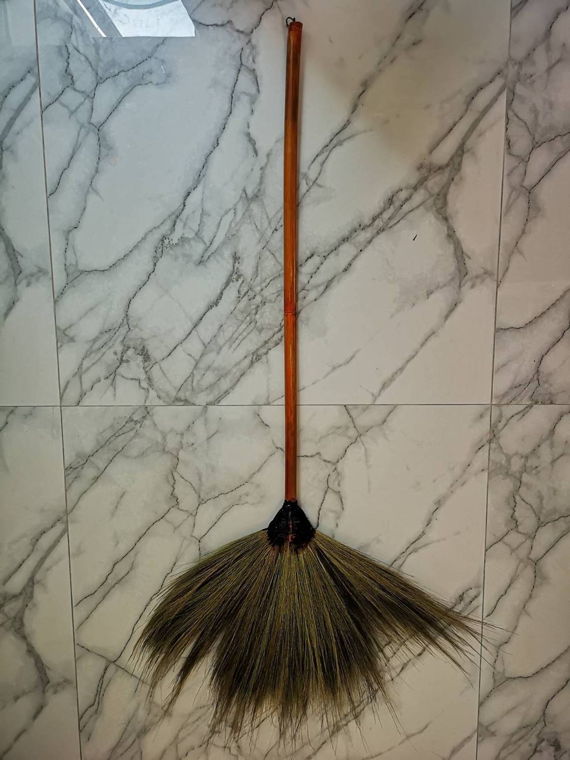 ไม้กวาดดอกหญ้า ด้ามไม้  90cm.(1*12)
