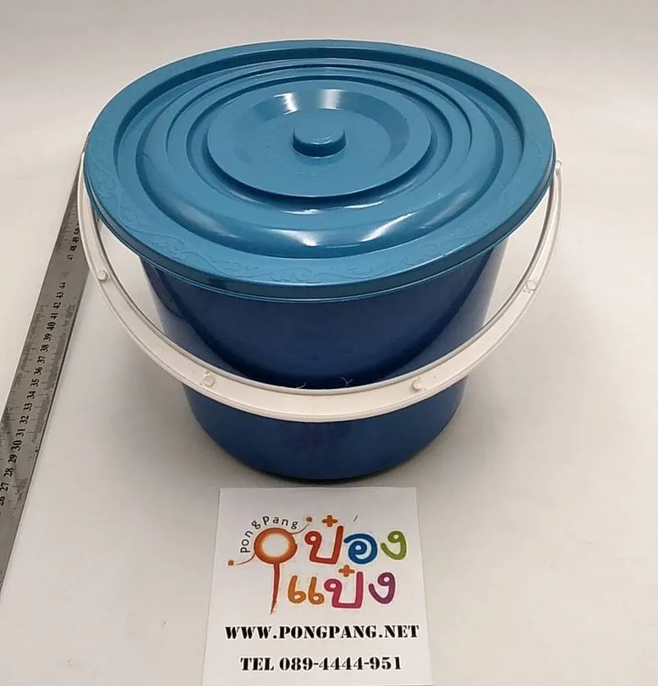 ถังน้ำ+ฝาหูหิ้วดำ ตัวถังคละสี  ปากถังกว้าง 23xสูง18xก้นถัง18cm.  1*96