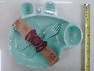 ชุดช้อนส้อมถาดหลุม ย่อยสลายได้ 4ช่อง รูปหมูเป้บป้าพิก 