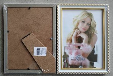 กรอบรูปPVCใส 5x7นิ้ว ลายขีดข้างทองขาว 1*120 YW84188