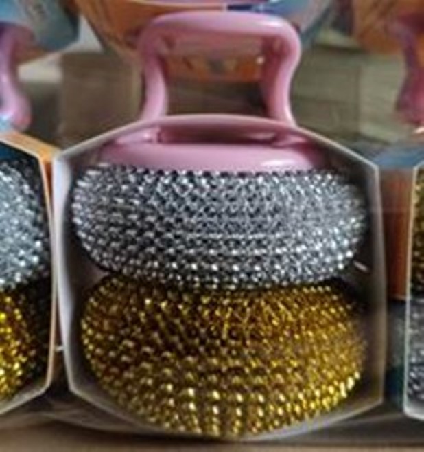 ฝอยขัดกระทะ ด้ามจับโค้งสั้น คละสี+อะไหล่ฝอย 1 ชิ้น  T2093 T26133