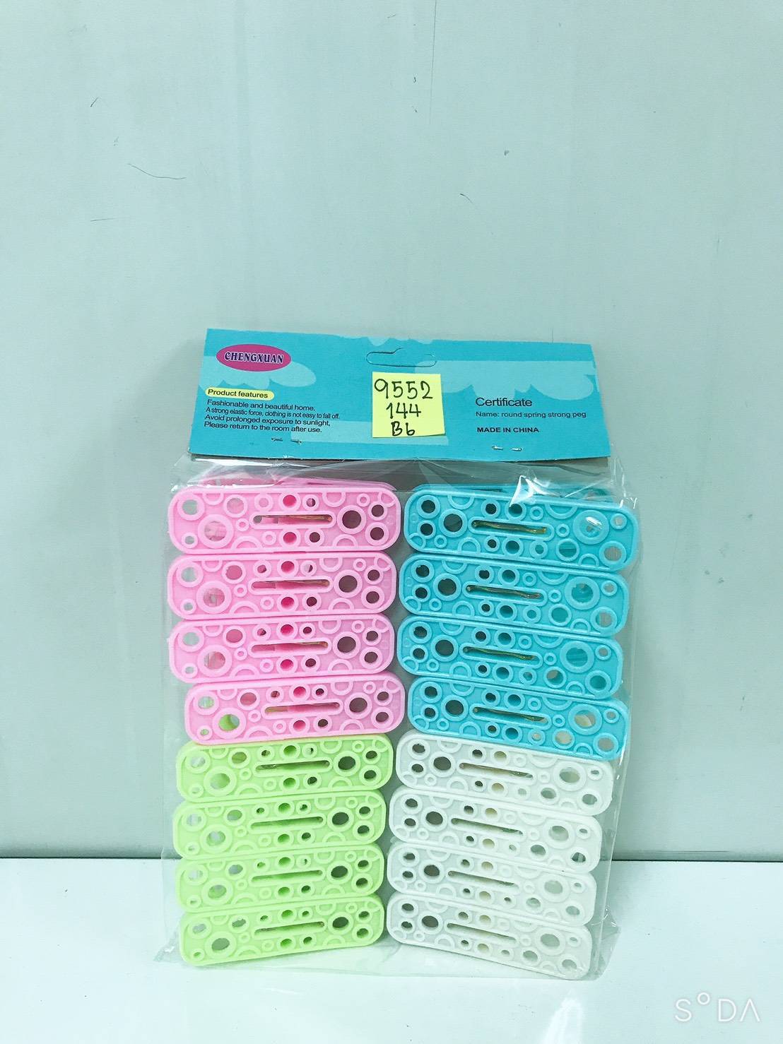 กิ๊บหนีบผ้าพลาสติกแผง 1x16 ทรงเหลี่ยมโค้งลายจุด  